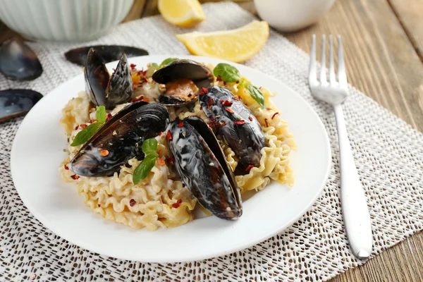 Noodles with mussels — Stock Photo, Image