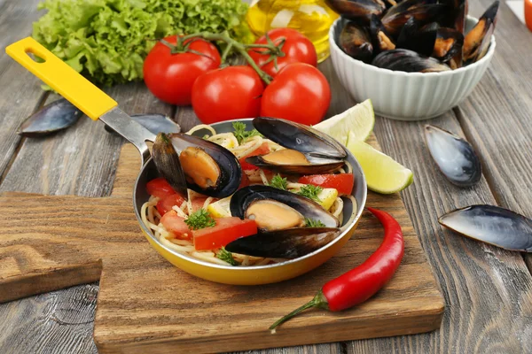 Noodles with mussels — Stock Photo, Image