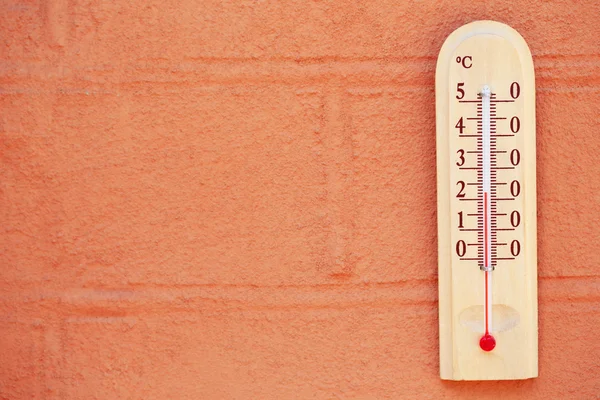 Thermometer op muur — Stockfoto