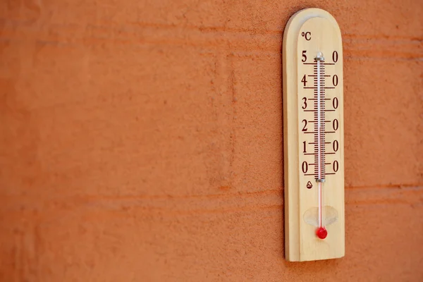 Thermometer an der Wand — Stockfoto