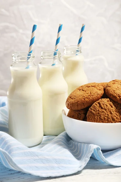 Milch und Kekse — Stockfoto