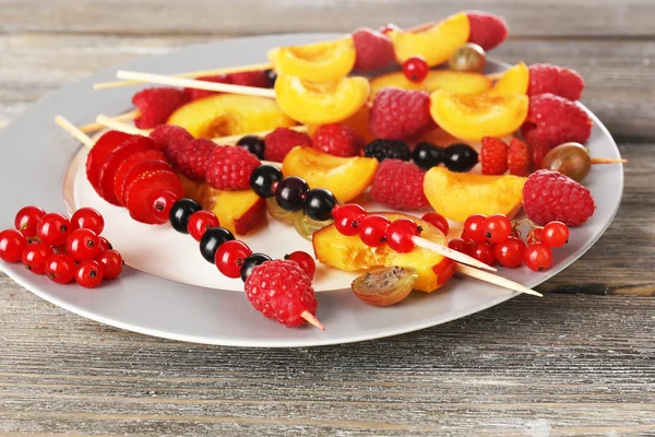 Fresh fruit skewers — Stock Photo, Image