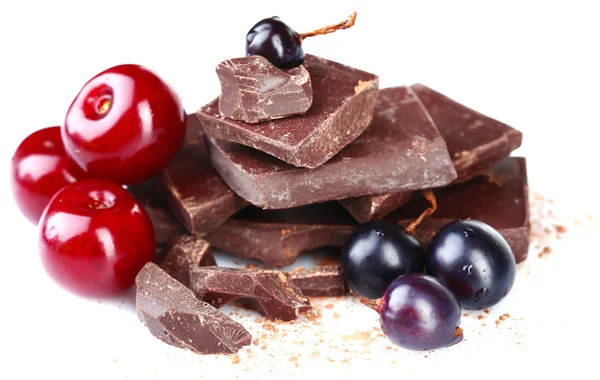 Летние ягоды и нарезанный шоколад — стоковое фото