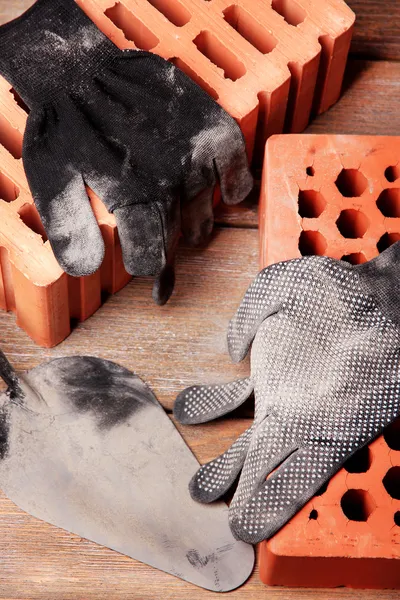 Guantes y ladrillos de tela usados sucios — Foto de Stock