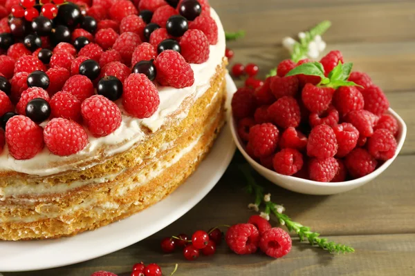 Kuchen mit frischen Beeren — Stockfoto