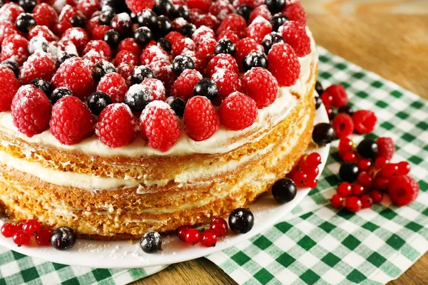 Cake with fresh berries — Stock Photo, Image