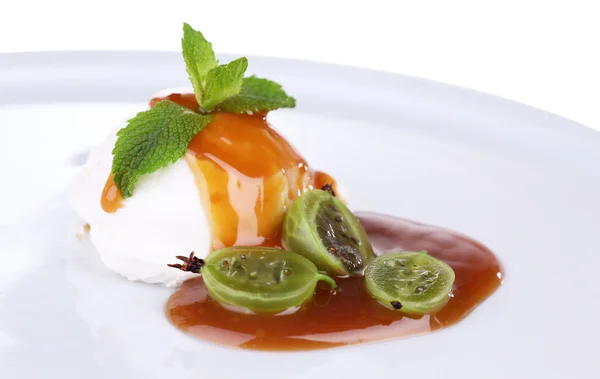 Vanilyalı dondurma ile karamel sos ve berry — Stok fotoğraf