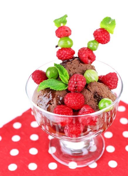 巧克力冰淇淋与薄荷和浆果 — 图库照片