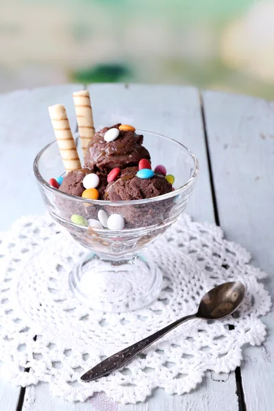 Sorvete de chocolate com doces e rolos de wafer — Fotografia de Stock