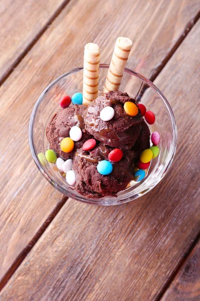 Helado de chocolate con caramelos y rollos de obleas —  Fotos de Stock