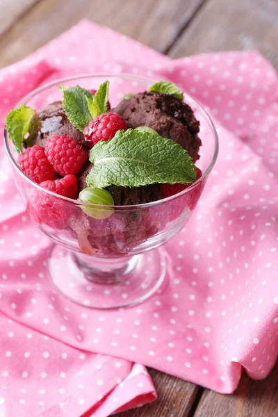 Helado de chocolate con menta y bayas — Foto de Stock