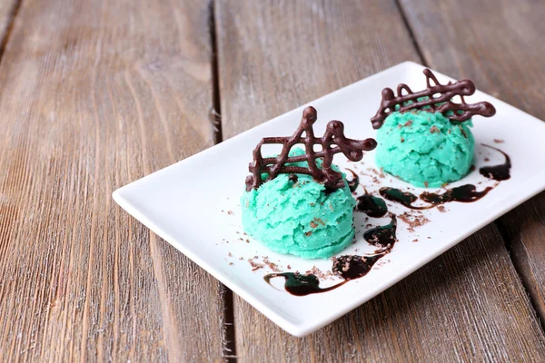 Ice cream with chocolate — Stock Photo, Image