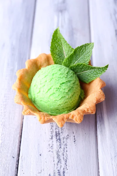 Bola de sorvete verde em boliche — Fotografia de Stock