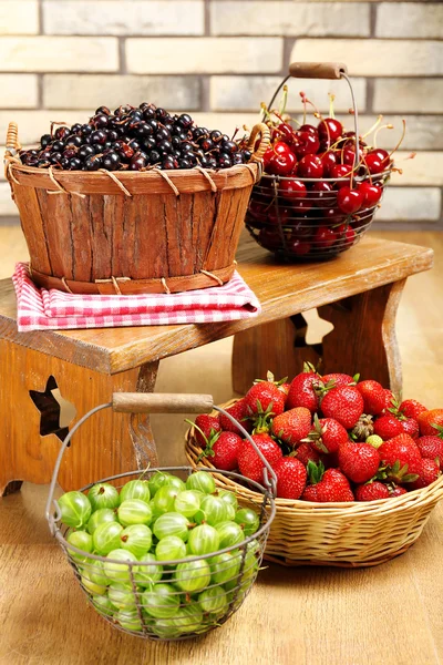 Свіжі ягоди в кошику — стокове фото