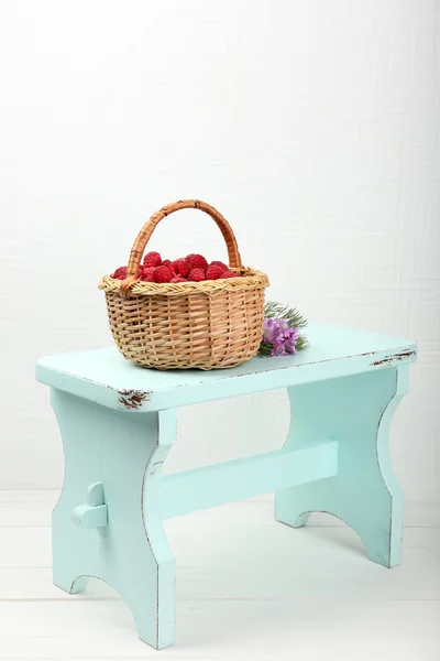 Frambuesas frescas en cesta — Foto de Stock