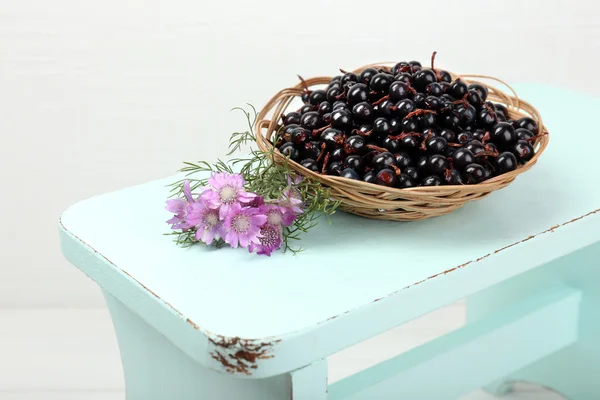 Fresh currants in basket — Stock Photo, Image