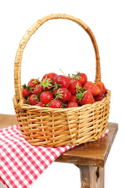 Świeże truskawki w koszyku — Zdjęcie stockowe