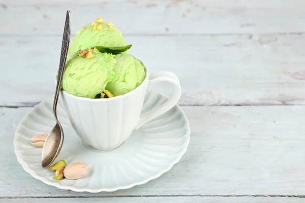 Pistachio ice cream in cup — Stock Photo, Image