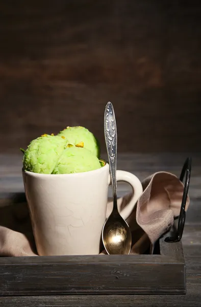 Helado de pistacho en taza — Foto de Stock