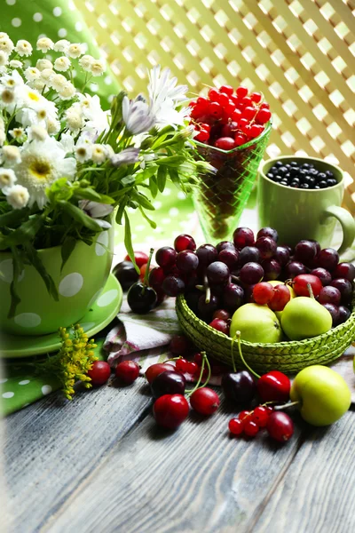 Berries and flowers — Stock Photo, Image