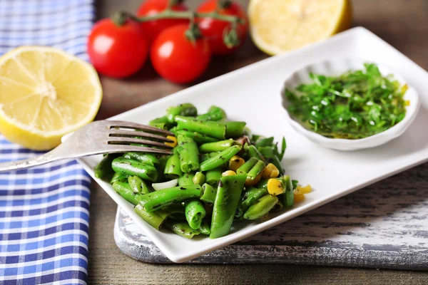 Salat mit grünen Bohnen und Mais — Stockfoto