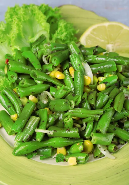 Salade met groene bonen en maïs — Stockfoto