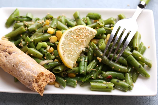 Salade met groene bonen en maïs — Stockfoto