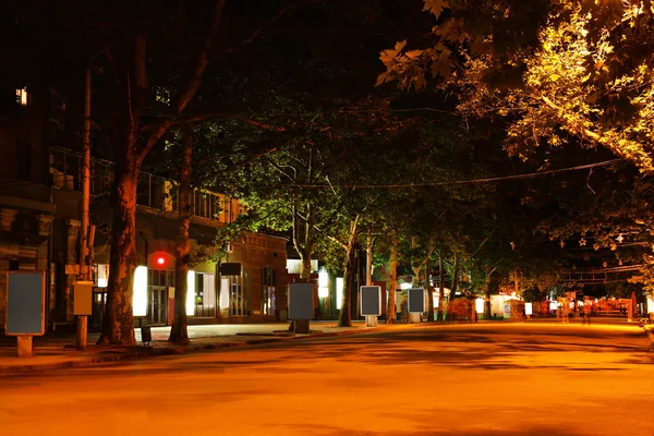 Освітлений вуличний ліхтар у місті — стокове фото