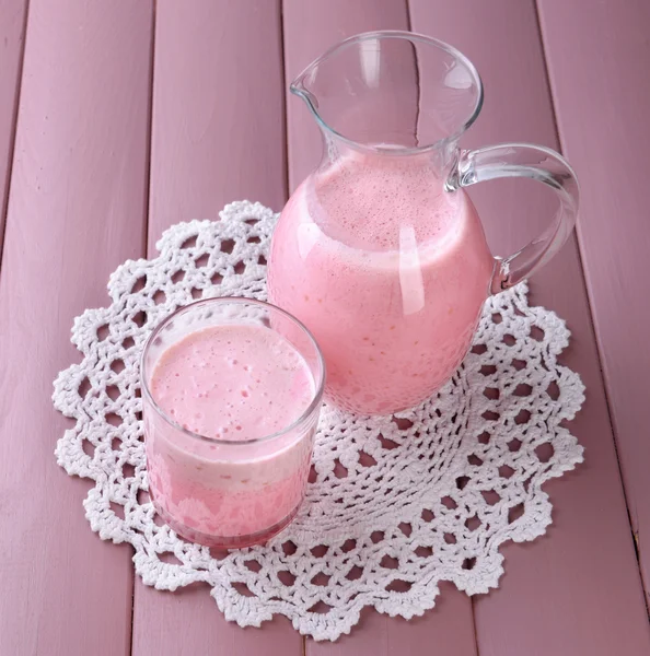 Молочный коктейль с малиной — стоковое фото