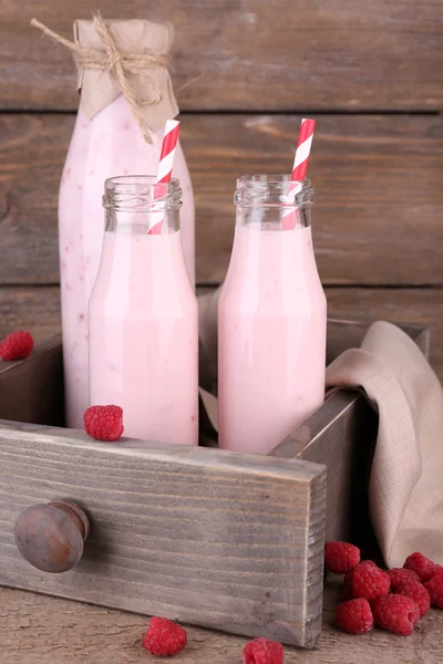 Bottles of tasty raspberry smoothie drinks — Stock Photo, Image