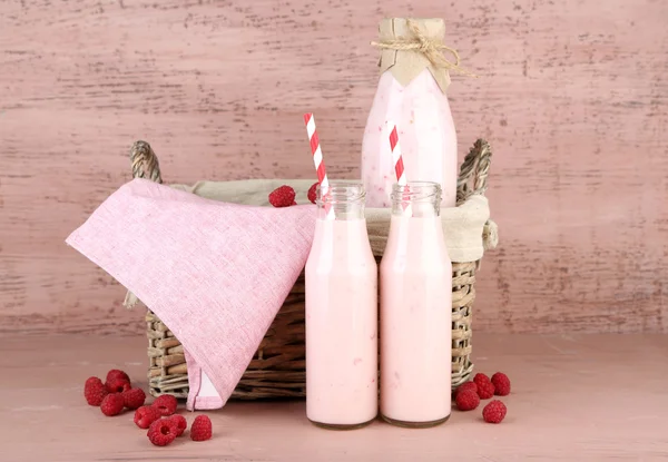 Botellas de sabrosas bebidas batidas de frambuesa — Foto de Stock