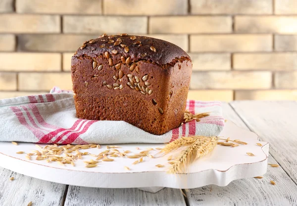 Färskt bröd på träbord — Stockfoto