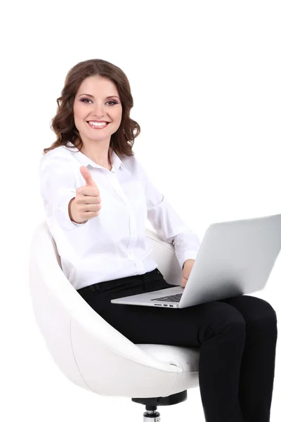 Jeune femme d'affaires assise sur une chaise avec ordinateur portable isolé sur blanc — Photo