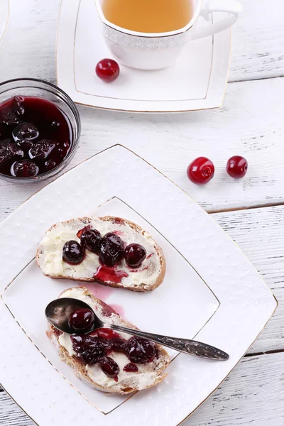 Tostadas con mantequilla casera y cerezas — Foto de Stock