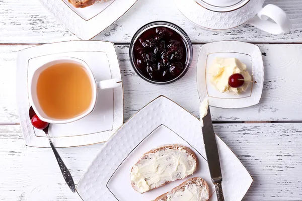Bröd med cherry jam och hemmagjord smör — Stockfoto