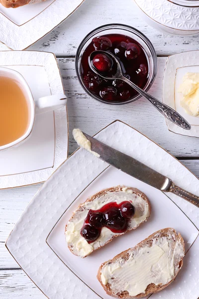 Brood met cherry jam en zelfgemaakte boter — Stockfoto