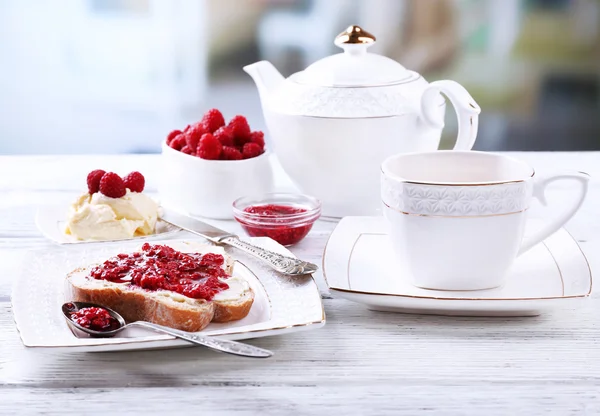 Toast met zelfgemaakte boter en frambozenjam — Stockfoto