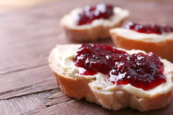 Pane con burro e marmellata di ribes nero — Foto Stock