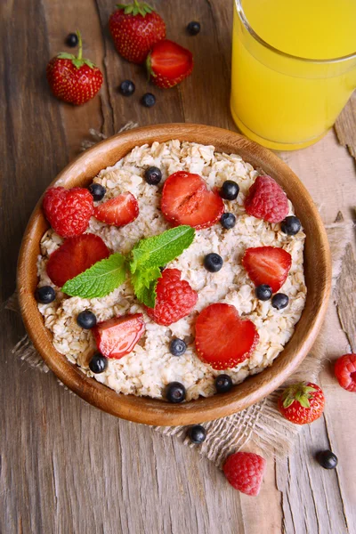 Oatmeal with berries — Stock Photo, Image