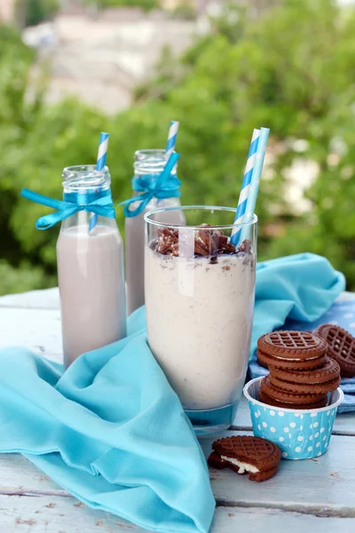 Koktajle mleczne i czekoladowe ciasteczka — Zdjęcie stockowe