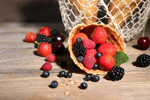 Спелые ягоды в сахарном конусе — стоковое фото