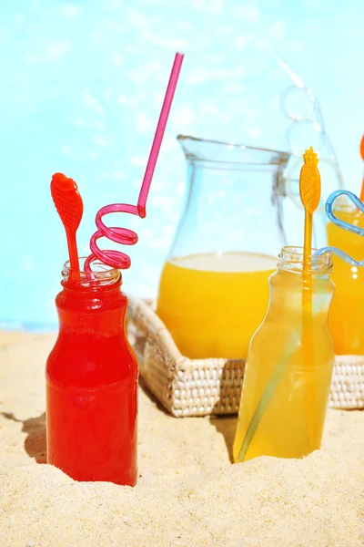 Cocktails on beach — Stock Photo, Image