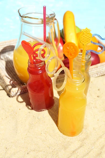 Cocktails on beach — Stock Photo, Image