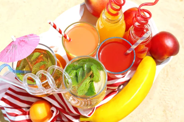 Cocktails on beach — Stock Photo, Image