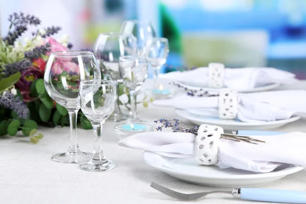 Mesa de comedor con flores de lavanda — Foto de Stock