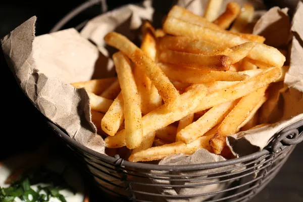 Franse frietjes in metalen mand — Stockfoto