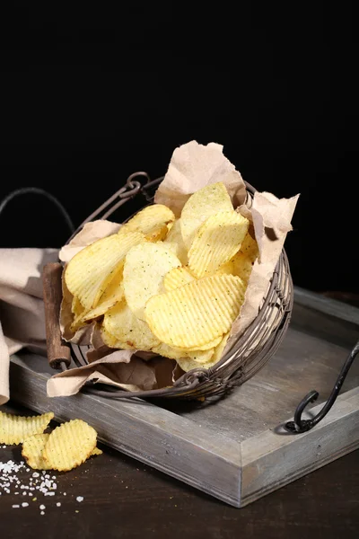 Картопляні чіпси в металевому кошику — стокове фото