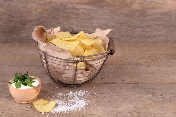 Patatas fritas en cesta de metal — Foto de Stock