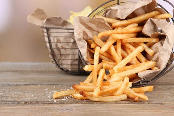 Pommes frites och potatischips i korgar — Stockfoto