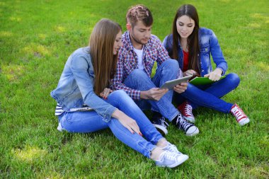 parkta oturan mutlu öğrenciler